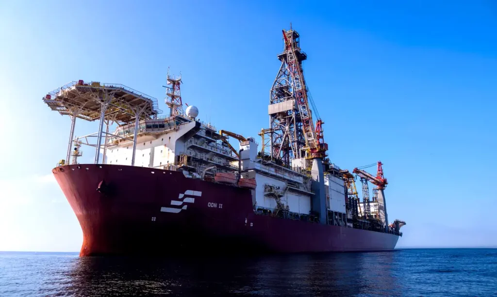 © Petrobras/Divulgação A Petrobras descobriu um reservatório de petróleo na Bacia de Campos, litoral do Rio de Janeiro. As primeiras avaliações da companhia apontam que o petróleo encontrado é de “excelente qualidade”. O anúncio da descoberta foi feito nesta segunda-feira (17), por meio de um comunicado a investidores.  O poço exploratório 4-BRSA-1403D-RJS fica em área de pós-sal no bloco Sudoeste de Tartaruga Verde, localizado a 108 quilômetros da costa na cidade de Campos dos Goitacazes, em profundidade d’água de 734 metros.  Petroleira classifica óleo como de “excelente qualidade” - Petrobras/Divulgação “A perfuração desse poço já foi concluída, tendo intervalo portador de petróleo sido constatado através de perfis elétricos, indícios de gás e amostragem de fluido”, explica a petroleira no comunicado. A empresa acrescenta que amostras do material seguirão para análises laboratoriais, que permitirão caracterizar as condições dos reservatórios e fluidos encontrados, possibilitando a continuidade da avaliação do potencial da área. O bloco Sudoeste de Tartaruga Verde foi adquirido em setembro de 2018, na 5ª Rodada de Partilha de Produção, tendo a estatal Pré-Sal Petróleo S.A. (PPSA) como gestora. A Petrobras é a operadora do bloco com 100% de participação. Pós-sal x pré-sal Diferentemente do pré-sal, origem de cerca de 80% de todo o petróleo produzido no país, os reservatórios no pós-sal recebem esse nome porque o petróleo encontrado se encontra sob o leito marinho, antes da camada de sal, ou seja, em profundidades menores em relação ao pré-sal. Bacia de Campos Fonte:Agencia Brasil