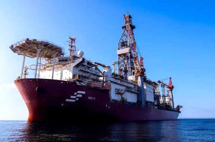 © Petrobras/Divulgação A Petrobras descobriu um reservatório de petróleo na Bacia de Campos, litoral do Rio de Janeiro. As primeiras avaliações da companhia apontam que o petróleo encontrado é de “excelente qualidade”. O anúncio da descoberta foi feito nesta segunda-feira (17), por meio de um comunicado a investidores.  O poço exploratório 4-BRSA-1403D-RJS fica em área de pós-sal no bloco Sudoeste de Tartaruga Verde, localizado a 108 quilômetros da costa na cidade de Campos dos Goitacazes, em profundidade d’água de 734 metros.  Petroleira classifica óleo como de “excelente qualidade” - Petrobras/Divulgação “A perfuração desse poço já foi concluída, tendo intervalo portador de petróleo sido constatado através de perfis elétricos, indícios de gás e amostragem de fluido”, explica a petroleira no comunicado. A empresa acrescenta que amostras do material seguirão para análises laboratoriais, que permitirão caracterizar as condições dos reservatórios e fluidos encontrados, possibilitando a continuidade da avaliação do potencial da área. O bloco Sudoeste de Tartaruga Verde foi adquirido em setembro de 2018, na 5ª Rodada de Partilha de Produção, tendo a estatal Pré-Sal Petróleo S.A. (PPSA) como gestora. A Petrobras é a operadora do bloco com 100% de participação. Pós-sal x pré-sal Diferentemente do pré-sal, origem de cerca de 80% de todo o petróleo produzido no país, os reservatórios no pós-sal recebem esse nome porque o petróleo encontrado se encontra sob o leito marinho, antes da camada de sal, ou seja, em profundidades menores em relação ao pré-sal. Bacia de Campos Fonte:Agencia Brasil